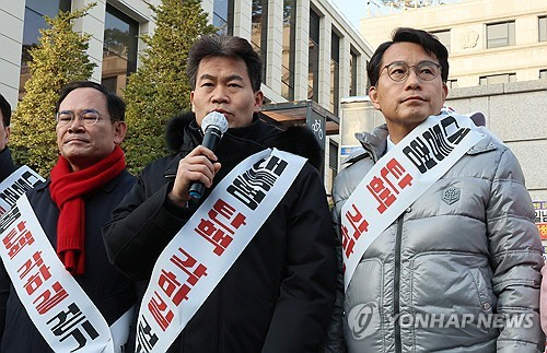 전한길 강사가 14일 서울 종로구 헌법재판소 앞에서 열린 국민의힘 기독인회 '탄핵 각하 길' 걷기 기자회견에서 발언하고 있다.  [연합뉴스]